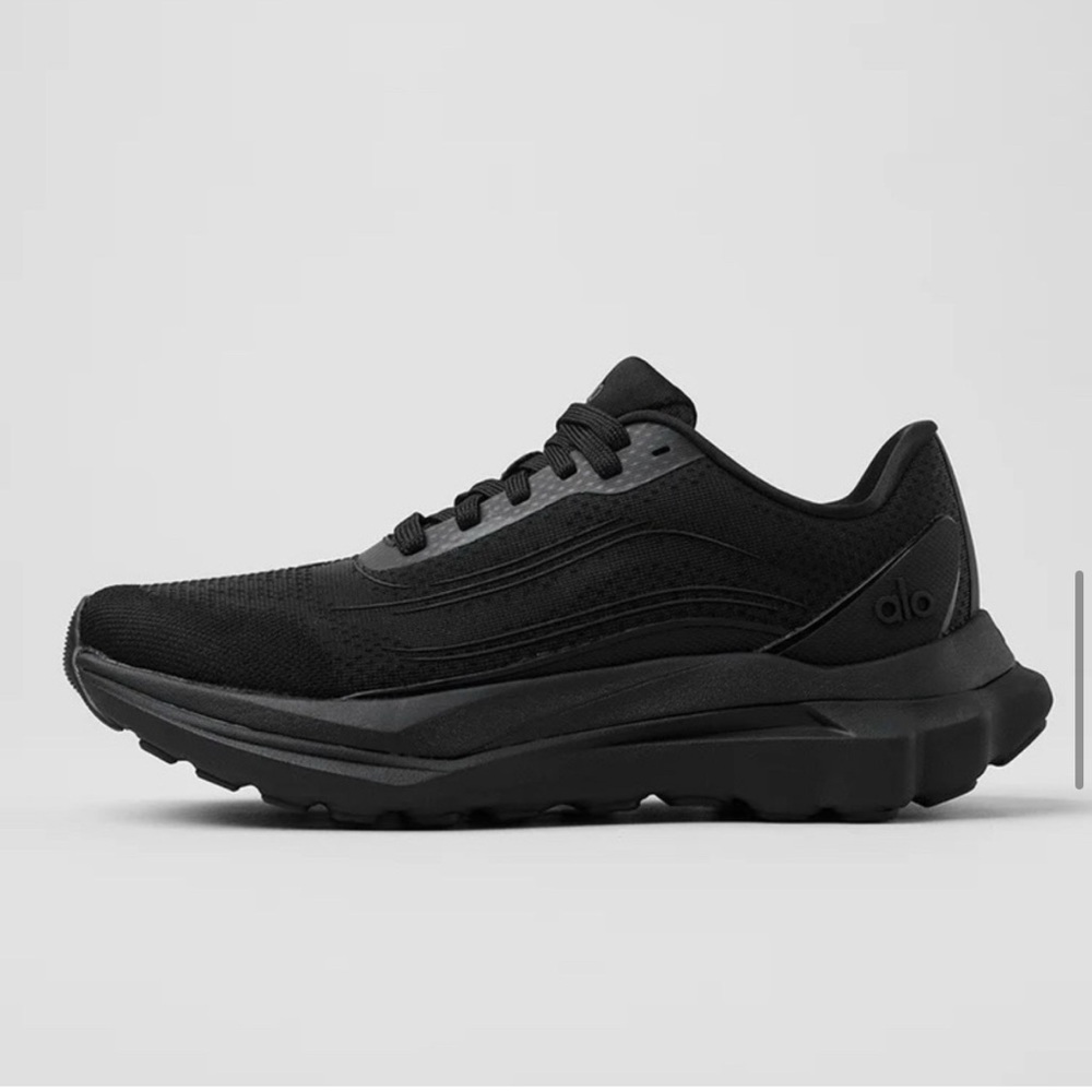 New Alo Runner - Women’s Size 7 - Men’s Size 6 - Unisex